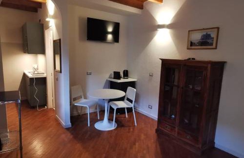 Angera Appartement | Bilocale in corte ristrutturata