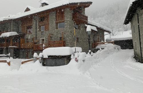 La Salle Appartement | Bilocale pietra e legno immerso nella natura