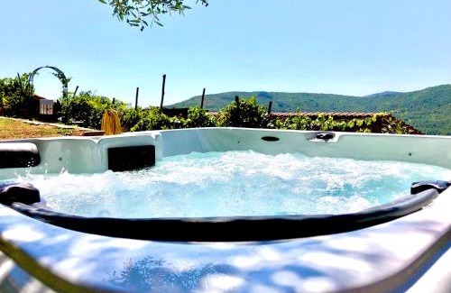 Pieve di Chio Maison | Bio Agriturismo Alba Etrusca di Cortona - Organic Farmhouse- Appartamento Lavanda-Appartamento Rosmarino - vasca idromassaggio esterna da maggio ad ottobre