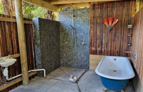 Te Kouma Maison | Bird Oasis on Kowhai - Peaceful. Close to Beach & Boat Ramp