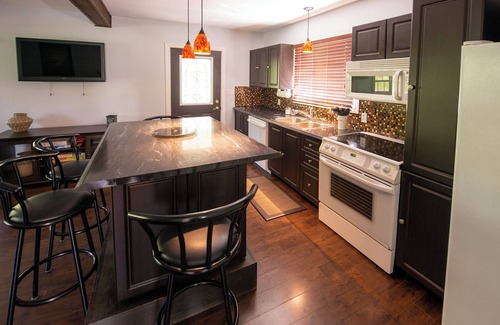 Leamington Cottage | Bird's Nest at Hillman Marsh - Cute cozy cottage