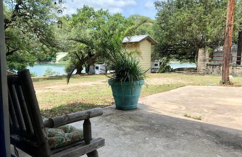 Pedernales Bend Cottage | BIRDHOUSE COTTAGE - King Bed: Cozy cottage with lake views