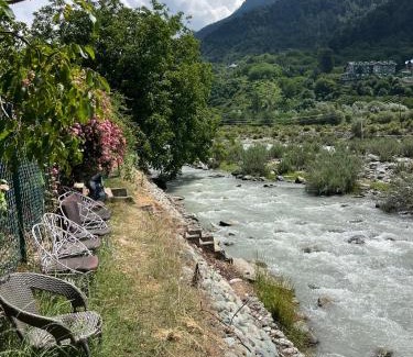 Srechan Maison | Birdsong 5BR Stay with Riverside by Homeyhuts