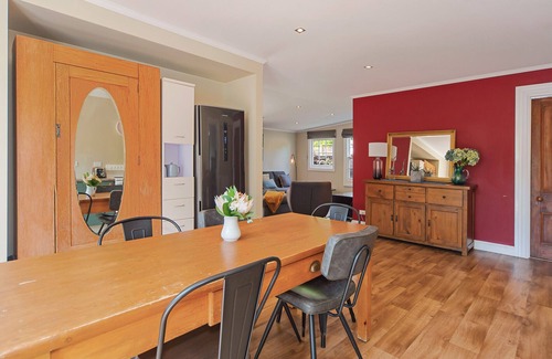Nelson City Centre Maison | Birdsong Cottage - Your Central Haven in Nelson