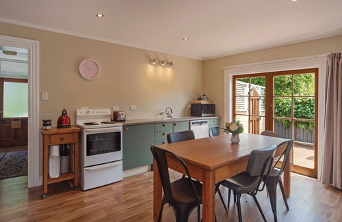 Nelson City Centre Maison | Birdsong Cottage - Your Central Haven in Nelson