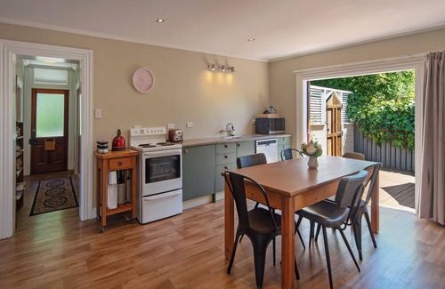 Nelson City Centre Maison | Birdsong Cottage - Your Central Haven in Nelson