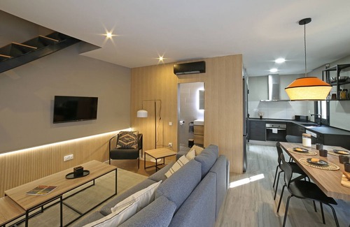 Collblanc y La Torrassa Maison | Blackhouse. With pool. BCN. FCB Stadium and Fira