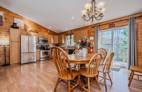 Miller Lake Cabine | Cozy 4-Season Cottage w/ Hot Tub