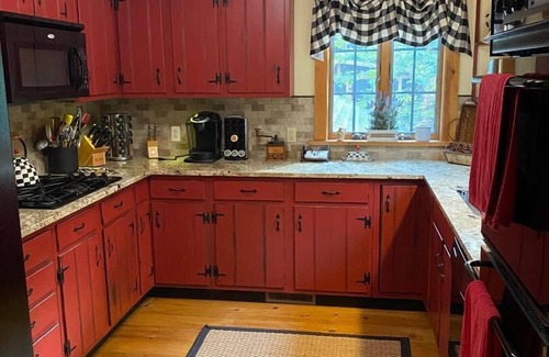 Inlet Cabine | Ours noir qui traverse Adirondack Cabin