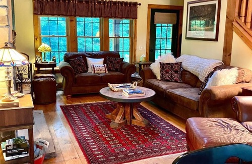 Inlet Cabine | Ours noir qui traverse Adirondack Cabin