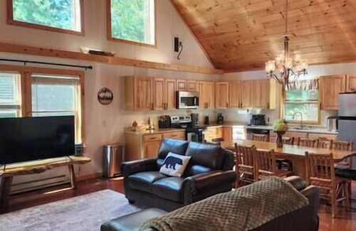 Chase Cabine | Black Bear Retreat-Hot Tub, Pet Friendly, Game Room