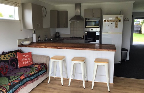 Mangakino Maison | Black Beauty - Spacious Family Retreat for 12 + Spa