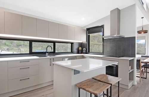 East Jindabyne Maison | Black Diamond Retreat - Luxury 3BR Home l Lake Views l Fire Pit l WiFi l Bath