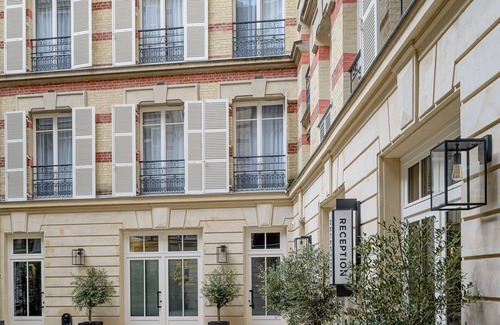 Champs-Elysees Appartement | Black Door