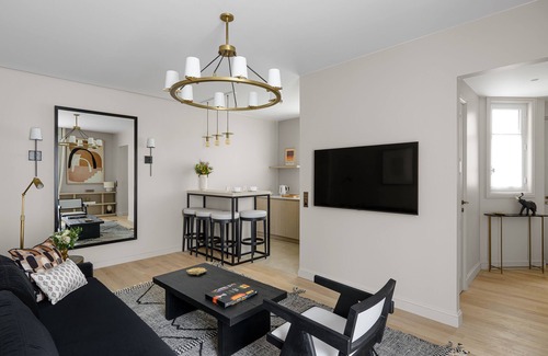 Champs-Elysees Appartement | Black Door