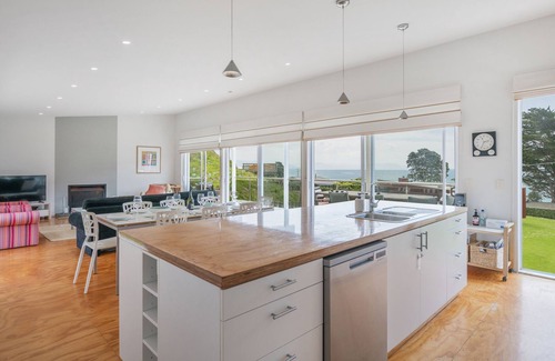 Kuaotunu Maison | Black House Lookout - Kuaotunu Holiday Home
