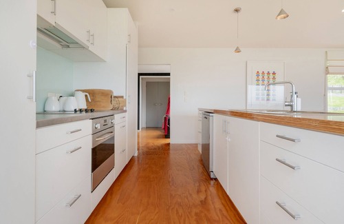 Kuaotunu Maison | Black House Lookout - Kuaotunu Holiday Home