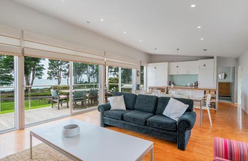 Kuaotunu Maison | Black House Lookout - Kuaotunu Holiday Home