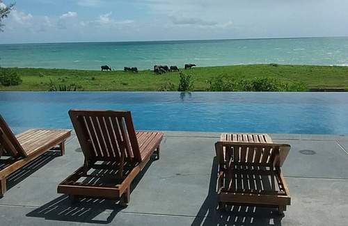 Mai Khao Villa | Black Pearl Beachfront Villa. Intimité luxueuse sur une plage tranquille.