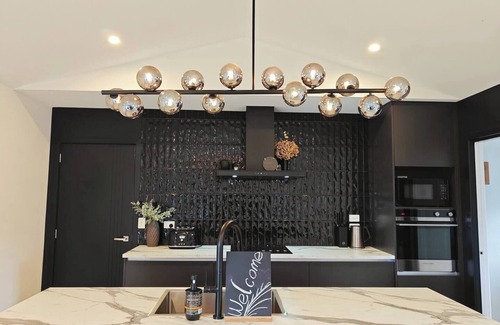 Prebbleton Maison | black Pearl -4 bedrooms, brand new designer house