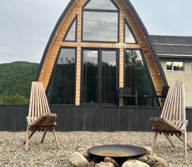 Yaremche Chalet De Ski | Black Pepper