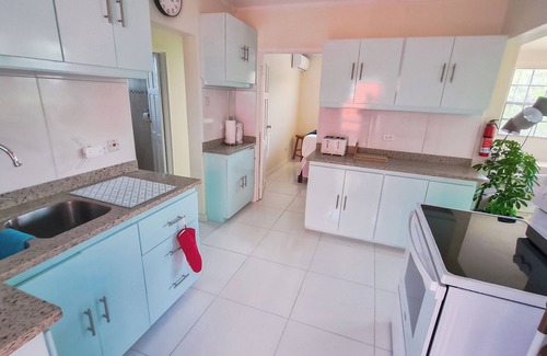 Black Rock Maison | Black Rock Garden Cottage, Full Kitchen, Smart TV, A/C, Paradise Beach 3 km