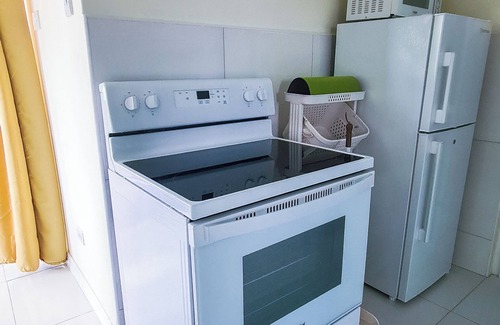 Black Rock Maison | Black Rock Garden Cottage, Full Kitchen, Smart TV, A/C, Paradise Beach 3 km