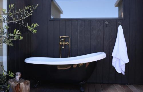Coles Bay Maison | black + shack