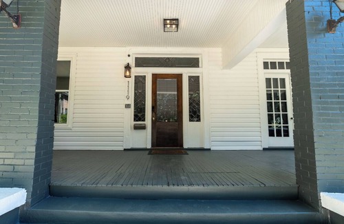 Crestline Heights Appartement | Black Velvet Suite in Highland Park, King Bed, Walkable to Rojo and More!