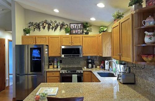 Spokane Maison | Blackhawk 5BD Home: Hot Tub, Arcade, near Whitworth & Green Bluff