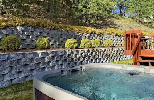 Spokane Maison | Blackhawk 5BD Home: Hot Tub, Arcade, near Whitworth & Green Bluff