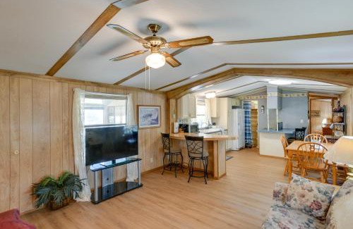 Maryneal Maison | Blackwell Home with Enclosed Porch Steps to Water!
