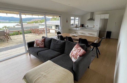Mangakino Maison | Idyllic bach with lake views