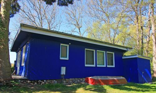 Klein Labenz Maison | Blauer Bungalow am See mit Boot