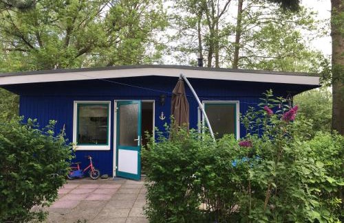 Klein Labenz Maison | Blauer Bungalow am See mit Boot