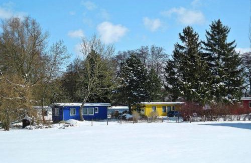 Klein Labenz Maison | Blauer Bungalow am See mit Boot