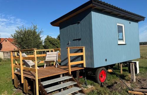 Stuhren Autre | Blauer Wagen im Grünen