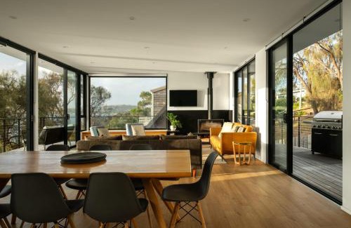 South Arm Maison | Blessington Beachside Retreat -38km to CBD