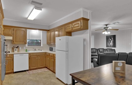 Shreveport Maison | Blissful, Cozy, Cute, 3-Bedroom Spacious House, Sleeps 8