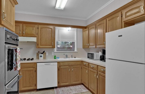 Shreveport Maison | Blissful, Cozy, Cute, 3-Bedroom Spacious House, Sleeps 8
