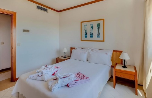 Areias de Sao Joao Hôtel | Blissful Getaway! Full Kitchen and Balcony, Swimming Pool, Near Oura Beach!