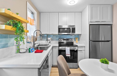 McCully - Moiliili Appartement | Blissful Honolulu Oasis: Renovated & Modern w/ AC