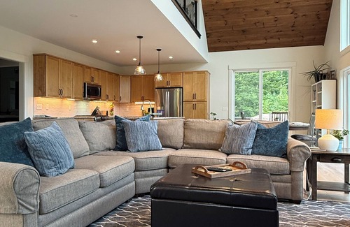 Alton Bay Maison | Blissful lake boating hiking family retreat peaceful Winni Escapes