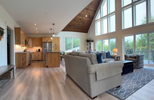 Alton Bay Maison | Blissful lake boating hiking family retreat peaceful Winni Escapes