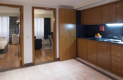 Santo Antonio Hôtel | Blissful Lisboa Getaway at Altis Suites – 2 Family-Friendly Units, Pets Allowed!