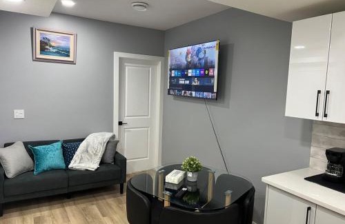 Southwest Edmonton Appartement | Blissful Nest - Cozy, Classy 2 Bedroom Private Suite Netflix, free Parking, 20 minutes to West Edmonton Mall and Airport