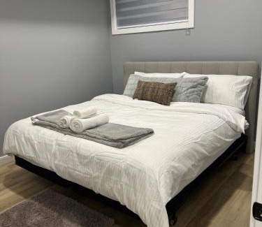 Southwest Edmonton Appartement | Blissful Nest - Cozy, Classy 2 Bedroom Private Suite Netflix, free Parking, 20 minutes to West Edmonton Mall and Airport