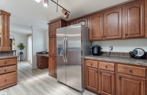 Burdett Maison | Blissfull cottage with Hot Tub and rolling hills!
