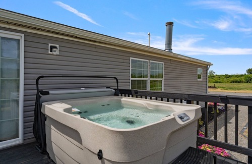 Burdett Maison | Blissfull cottage with Hot Tub and rolling hills!