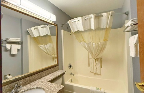 Northwood Hôtel | BlissPoint Inn & Suites